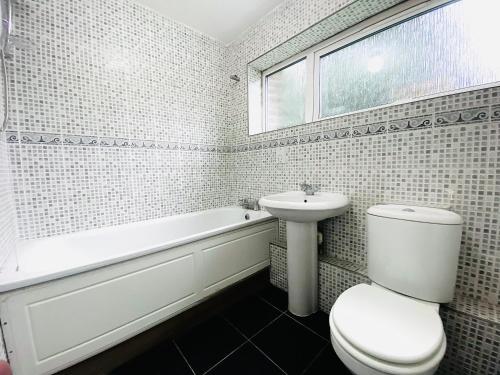 Modern two bedroom apartment near wembley stadium - image 8