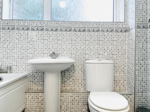 Modern two bedroom apartment near wembley stadium - image 9