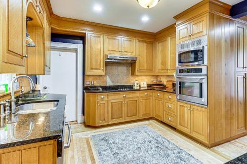 Ski, Hike and Fish Modern Rutland Home in 拉特蘭