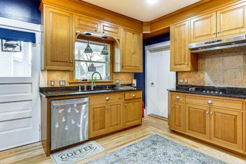 Ski, Hike and Fish Modern Rutland Home in 拉特蘭