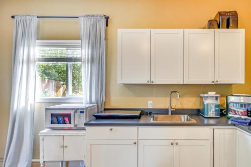 Guest Suite in Portland Area with Shared Patio