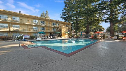 Swimming pool, Howard Johnson by Wyndham Sacramento Downtown in Sacramento (CA)
