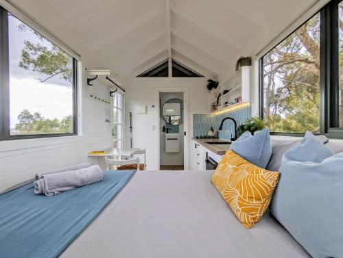 Kyneton Ridge Tiny House - Tiny Stays in Metcalfe