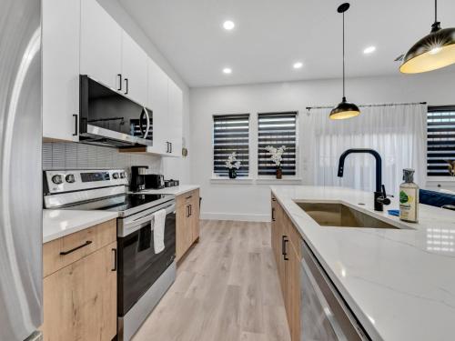 keuken, Sophisticated Dallas Retreat l Prime Location! in Love Field vliegveld