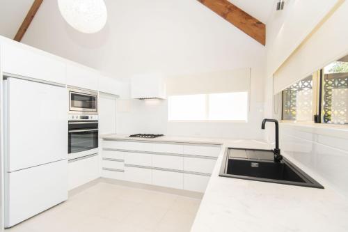 Kitchen, Pitcairn House in Burnt Pine