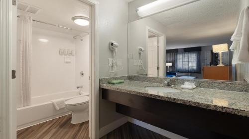 La Quinta Inn & Suites by Wyndham Sacramento Downtown - image 9