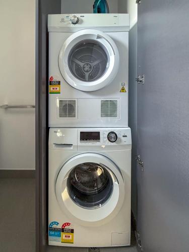 Modern 2B Apartment with City Views