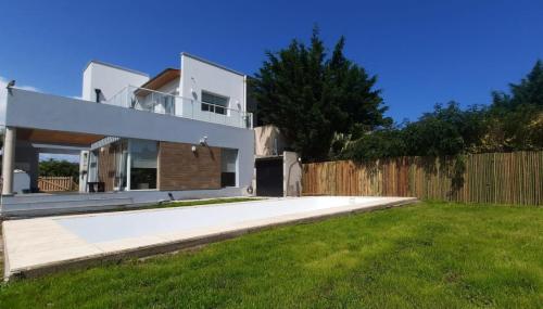 casa 4 ambientes con pileta y parque