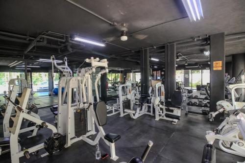 Luxury Studio with Rooftop Pool and Gym in Top Location - Tap to explore photos