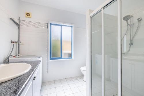 Tah Villa 1 68 Marine Dr - stunning views linen and air con - image 5
