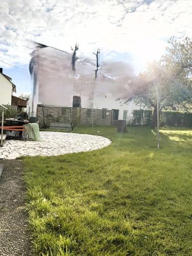 Kert, Smart Home mit Charme - moderne Küche, gemütlicher Kamin, großer Garten (Smart Home mit Charme - moderne Kuche, gemutlicher Kamin, großer Garten) in Leipheim