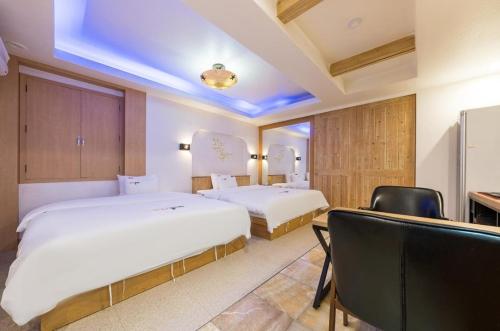 2 king beds