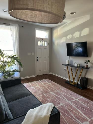 Stylish Townhouse by Carrol Park, M&T Bank Stadium in West Baltimore