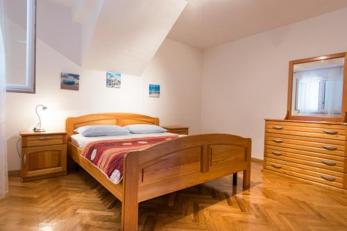 2 bedrooms, 3 beds