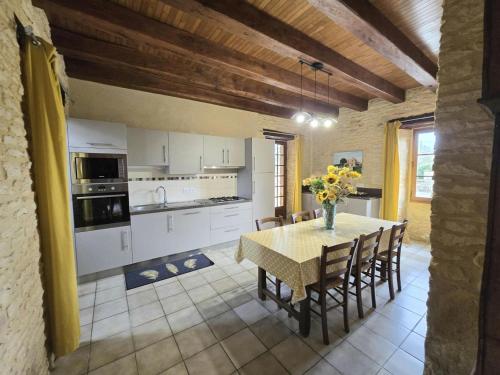 Charmante maison périgourdine en pierres, animaux admis - FR-1-616-88 (Charmante maison perigourdine en pierres, animaux admis - FR-1-616-88) in Salignac Eyvigues