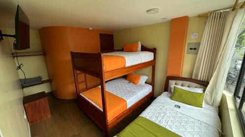1 twin bed, 1 bunk bed