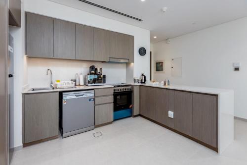 Allsopp & Allsopp - Near Burj Khalifa 1-Bedroom Apartment in Grande Residence Downtown - image 3