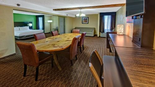 Clarion Hotel & Suites Conference Center Memphis Airport