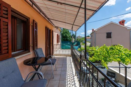 ระเบียง/ชานเรือน, House Papinka with Private Pool & Garden - Happy Rentals in เซเร