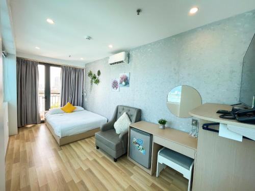 room detail thumbnail 1