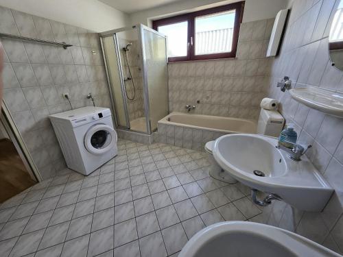 Bathroom, Gästehaus 3 "Steinbreite" in Fuldabrück
