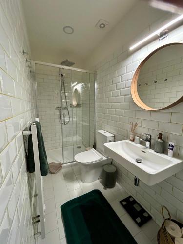 Green balcony & king size bed - image 9