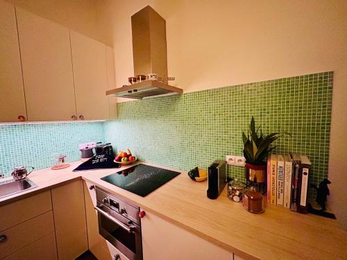 Green balcony & king size bed - image 7