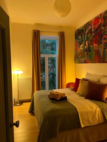 Green balcony & king size bed, Prague (photo 5)
