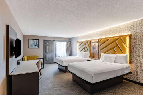 Guestroom, The Wander Hotel, a Ramada by Wyndham in Gatlinburg (TN)
