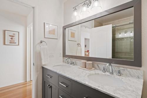 Del Mar Deluxe Palace