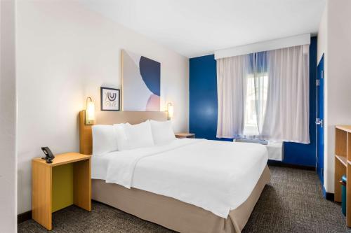 Spark by Hilton Pearland, TX Room Type - King Room with Roll-In Shower - Mobility Access