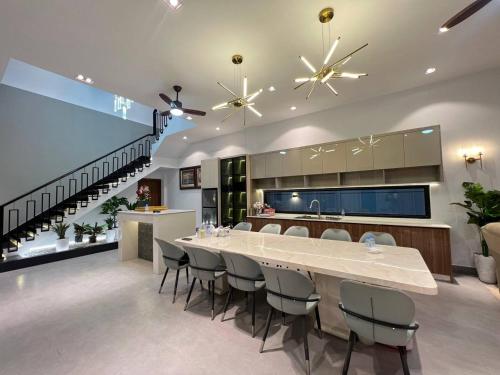 . Big Family Modern Villa in Town