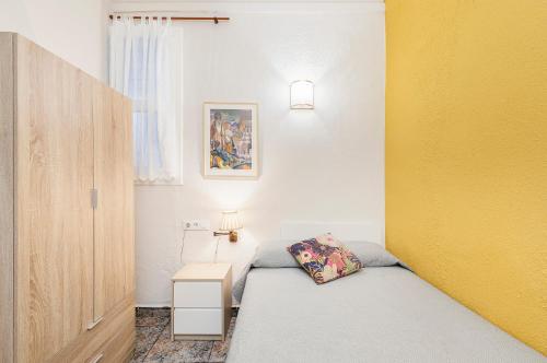 Single Room with Shared Bathroom image 5
