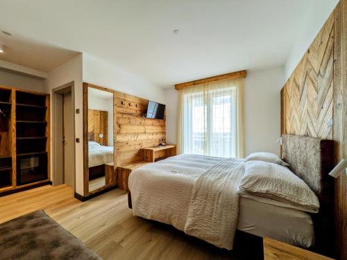 1 queen bed, 1 twin bed