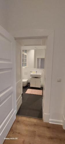 Quiet room with private bathroom in a local home, Berlín (fotografie 9)