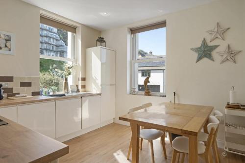 Modern Apartment Private Parking Walk to Beach in Bideford