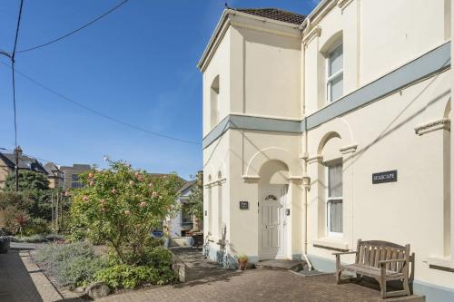 Modern Apartment Private Parking Walk to Beach in Bideford