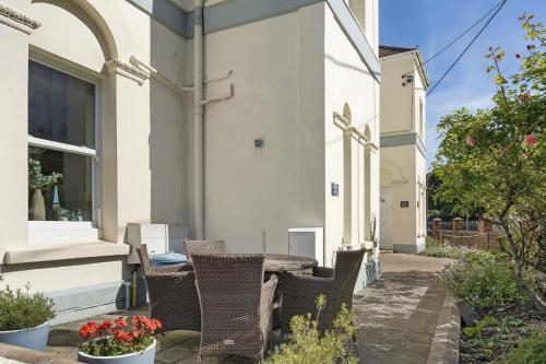 Modern Apartment Private Parking Walk to Beach in Bideford