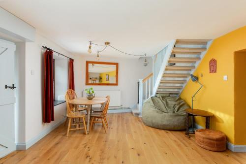 Cosy Cottage nr The Cotswolds Private Parking in Tortworth