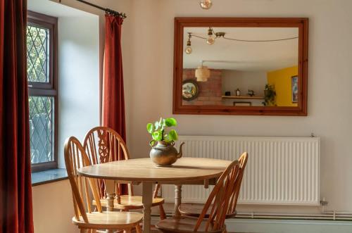 Cosy Cottage nr The Cotswolds Private Parking in Tortworth
