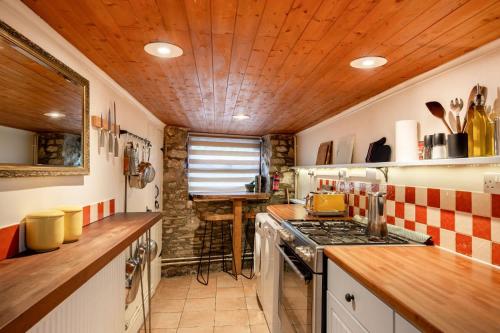 Cosy Cottage nr The Cotswolds Private Parking in Tortworth