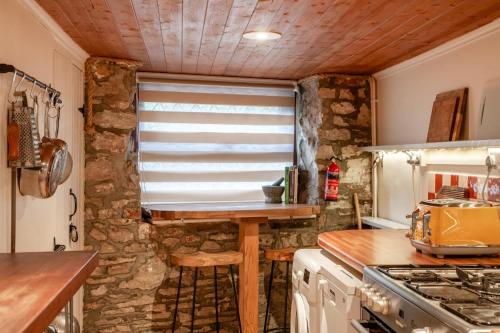 Cosy Cottage nr The Cotswolds Private Parking in Tortworth