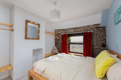 Cosy Cottage nr The Cotswolds Private Parking in Tortworth