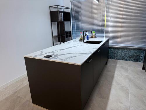 keuken, Moderne woning Drachten 3 slaapkamers dichtbij centrum parking voor de deur in Drachten