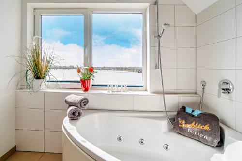 Maisonette Fewo Kapteins Lounge by Seeblick Ferien ORO, Rundum Wasser, 6Pers, Sauna, Kamin in Olpenitz