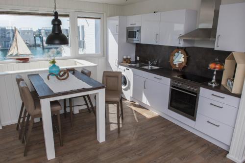 Kitchen, Schwimmendes Ferienhaus Antares One by Seeblick Ferien ORO, rundum Wasser, Sauna in Olpenitz