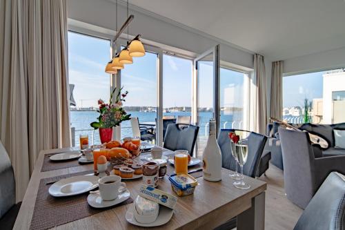 keuken, 3-Zi-Fewo Brigantine 33 by Seeblick Ferien ORO, Wasserblick,Sauna in Olpenitz