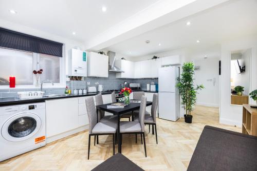 West Kensington 2BR Steps to Tube Sleeps 7, Londres (foto 9)