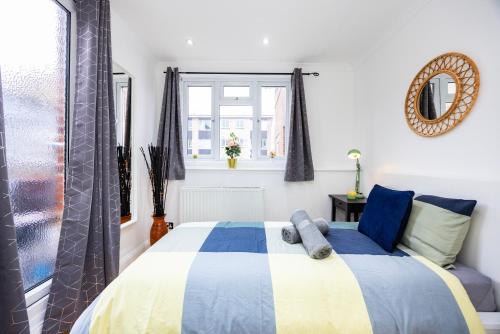 West Kensington 2BR Steps to Tube Sleeps 7 - main image