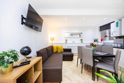 2 Bedroom Charming Family Apartment, Лондон